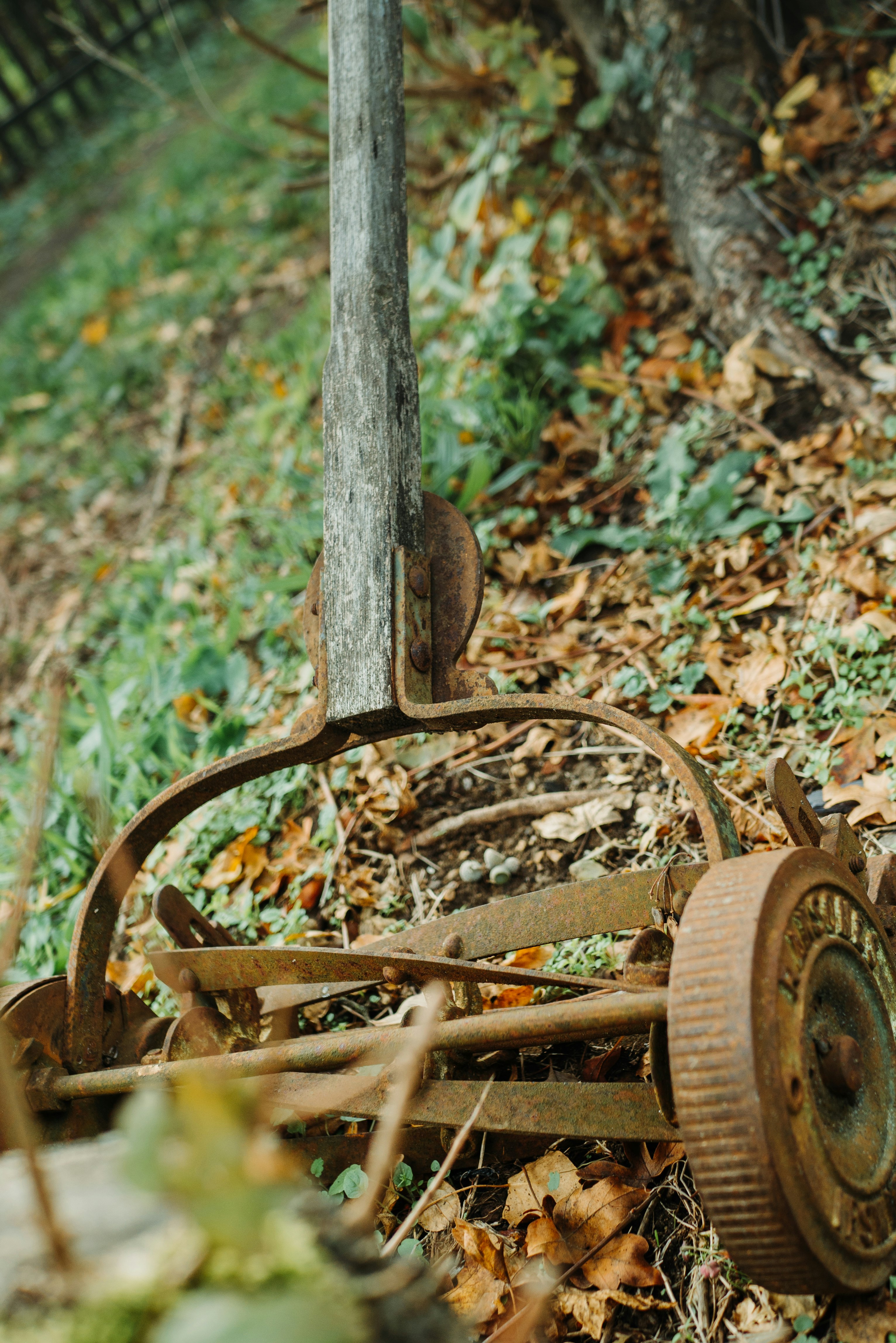 brown metal reel mower close-up photography